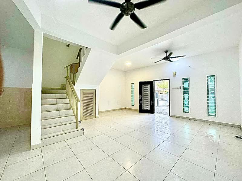 Rumah Teres 2 Tingkat untuk Dijual di Taman Pelangi Semenyih 2 (Semenyih) - Azli Ibrahim - Living Room - PropertyGuru.com.my