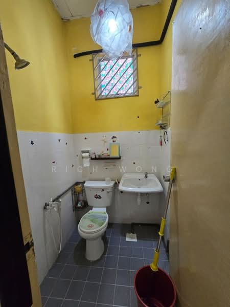 Rumah Teres 1 Tingkat untuk Dijual di Taman Megah Ria (Masai) - Rich Wong - Bathroom - PropertyGuru.com.my