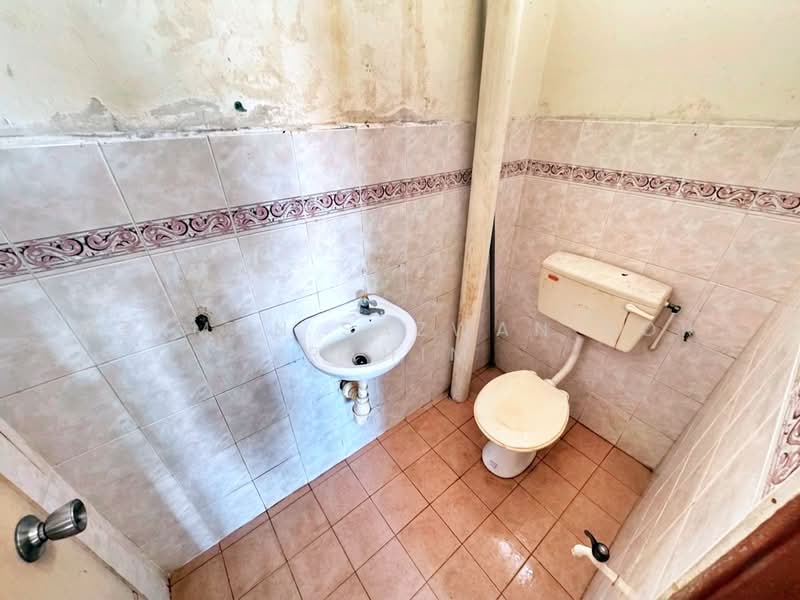 2-storey Terraced House for Sale in Taman Seri Sementa (Kapar) - Herman Sazwan Nor Rahim - Bathroom - PropertyGuru.com.my