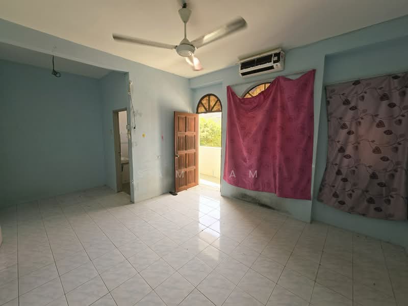 2.5-storey Terraced House for Sale in Taman Ipoh Baru (Ipoh) - Sam Lam - Living Room - PropertyGuru.com.my