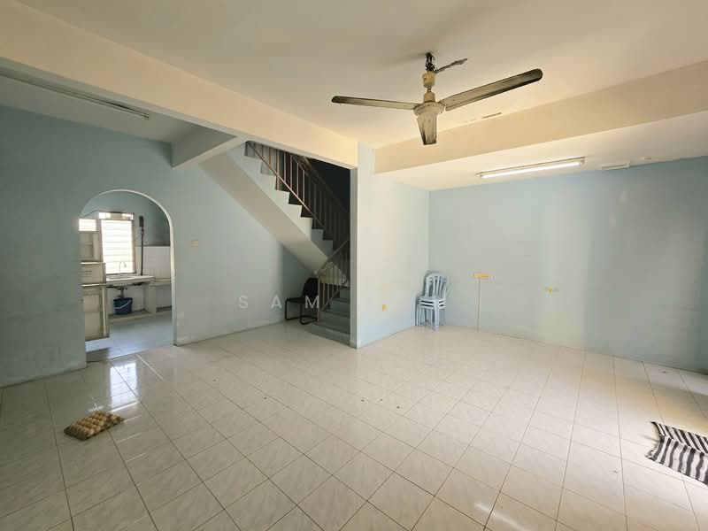 2.5-storey Terraced House for Sale in Taman Ipoh Baru (Ipoh) - Sam Lam - Living Room - PropertyGuru.com.my