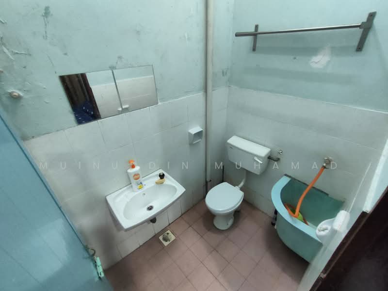 1-storey Terraced House for Sale in Hutan Melintang (Perak) - Muinuddin Muhamad - Bathroom - PropertyGuru.com.my