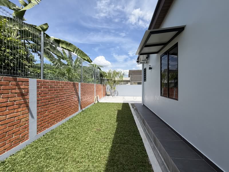 Semi-Detached House for Rent in Taman Canning (Ipoh) - Jodie Kuan - Side land with anti climb fencing - PropertyGuru.com.my