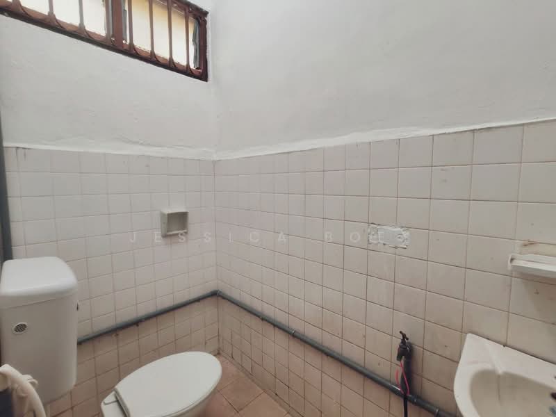 1-storey Terraced House for Rent in Taman Pelangi (Johor Bahru) - Jessica Boey - Bathroom - PropertyGuru.com.my