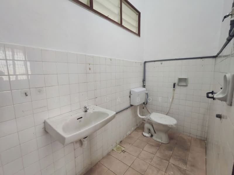 1-storey Terraced House for Rent in Taman Pelangi (Johor Bahru) - Jessica Boey - Bathroom - PropertyGuru.com.my