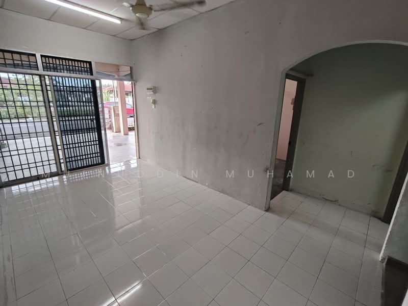 1-storey Terraced House for Sale in Teluk Intan (Perak) - Muinuddin Muhamad - Living Room - PropertyGuru.com.my