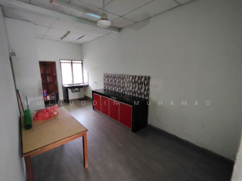 1-storey Terraced House for Sale in Teluk Intan (Perak) - Muinuddin Muhamad - Kitchen - PropertyGuru.com.my