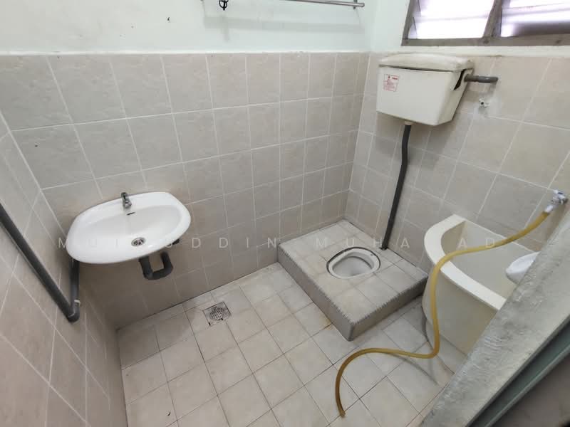 1-storey Terraced House for Sale in Teluk Intan (Perak) - Muinuddin Muhamad - Bathroom - PropertyGuru.com.my