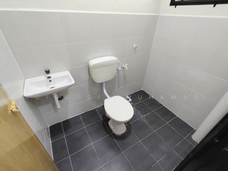 1-storey Terraced House for Rent in Teluk Intan (Perak) - Muinuddin Muhamad - Bathroom - PropertyGuru.com.my