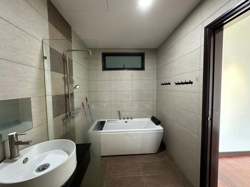 Servis Apartment untuk Dijual di Molek Regency - KT Tan - Bathroom - PropertyGuru.com.my