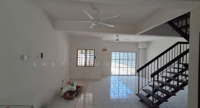 Rumah Teres untuk Disewa di Bandar Putra Permai (Seri Kembangan) - Shafiq Muttalib - Living Room - PropertyGuru.com.my