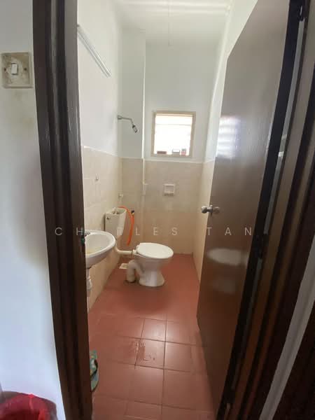 2-storey Terraced House for Sale in Bandar Putra Permai (Seri Kembangan) - Charles Tan - Bathroom - PropertyGuru.com.my