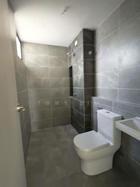 Rumah Teres 2 Tingkat untuk Disewa di Leisure Farm (Gelang Patah) - Tony Lim - Bathroom - PropertyGuru.com.my