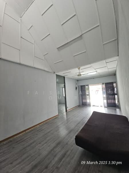 Rumah Teres 1 Tingkat untuk Dijual di SS4 (Petaling Jaya) - Faisal Abu Omar - Living Room - PropertyGuru.com.my