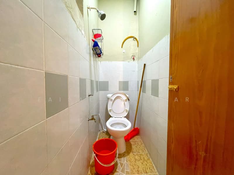 1-storey Terraced House for Sale in Bandar Kinrara Seksyen 1 (Bandar Kinrara) - Faisal Abu Omar - Bathroom - PropertyGuru.com.my