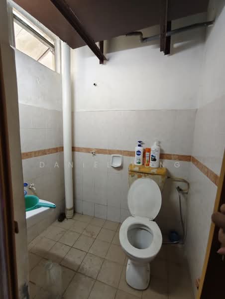 Pangsapuri untuk Dijual di Bayu Puteri 2 - Daniel Yong - Bathroom - PropertyGuru.com.my