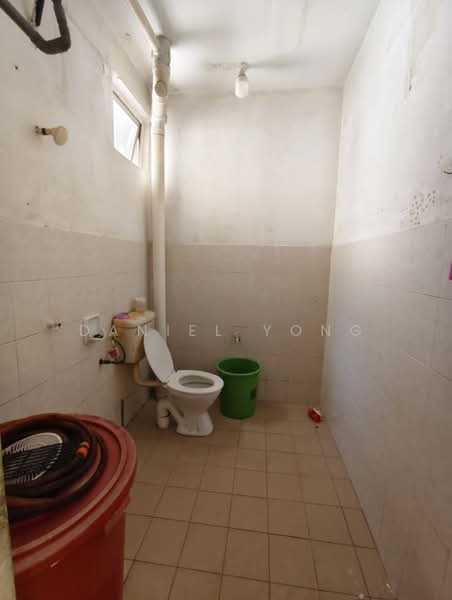 Pangsapuri untuk Dijual di Bayu Puteri 2 - Daniel Yong - Bathroom - PropertyGuru.com.my