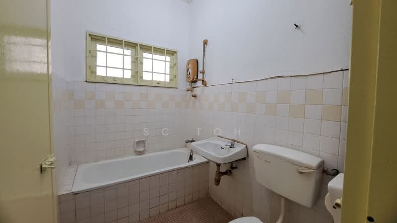 Terraced House for Sale in Jalan Klang Lama (Old Klang Road) (Kuala Lumpur) - SC Toh - Bathroom - PropertyGuru.com.my
