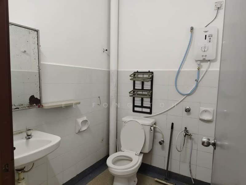 1.5-storey Terraced House for Sale in Taman Pelangi Indah (Ulu Tiram) - Ee Fong Toh - Bathroom - PropertyGuru.com.my