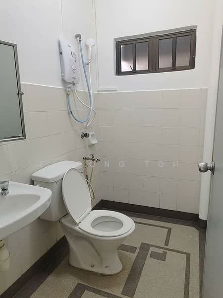1.5-storey Terraced House for Sale in Taman Pelangi Indah (Ulu Tiram) - Ee Fong Toh - Bathroom - PropertyGuru.com.my