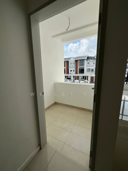 Rumah Teres 1.5 Tingkat untuk Disewa di Taman Akasia (Semenyih) - Wesley Fu - Balcony - PropertyGuru.com.my