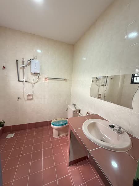 Bungalow for Rent in Bandar Putra (Kulai) - Daniel Yong - Bathroom - PropertyGuru.com.my