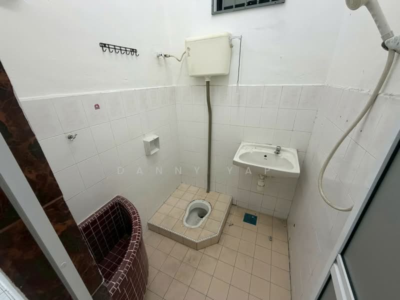 Rumah Teres 1 Tingkat untuk Disewa di Taman Puteri Wangsa (Ulu Tiram) - Danny Yap - Bathroom - PropertyGuru.com.my