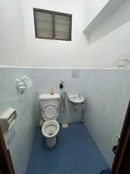 Apartment for Rent at Taman Jubilee Phase 5 - A Ee Ee - Bathroom - PropertyGuru.com.my