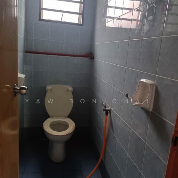 Shop for Rent in Bandar Putra Permai (Seri Kembangan) - Yaw Bon Chai - Bathroom - PropertyGuru.com.my