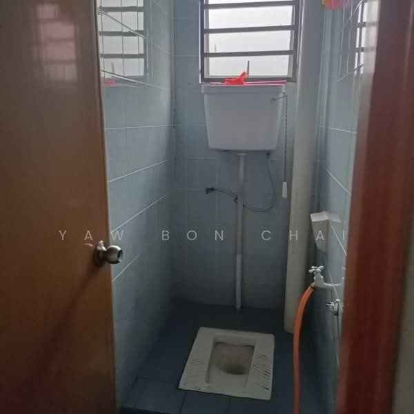 Shop for Rent in Bandar Putra Permai (Seri Kembangan) - Yaw Bon Chai - Bathroom - PropertyGuru.com.my