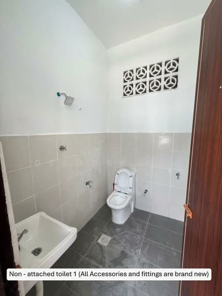 Pejabat untuk Disewa di Brickfields (Kuala Lumpur) - Desmond Low - Bathroom - PropertyGuru.com.my