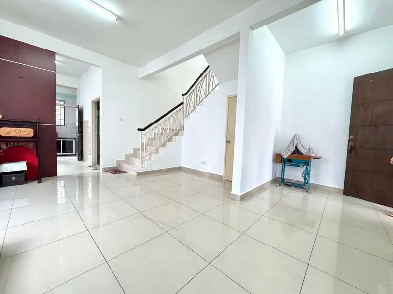 Rumah Teres 2 Tingkat untuk Dijual di Taman Seri Austin (Tebrau) - Wong Yi Xin - Living Room - PropertyGuru.com.my