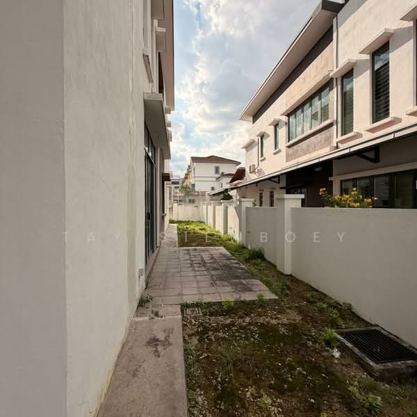 Semi-Detached House for Sale in Taman Bukit Serdang (Seri Kembangan) - Tay SiewBoey - Exterior - PropertyGuru.com.my