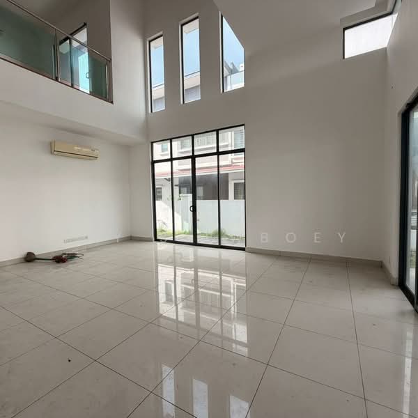 Semi-Detached House for Sale in Taman Bukit Serdang (Seri Kembangan) - Tay SiewBoey - Living Room - PropertyGuru.com.my