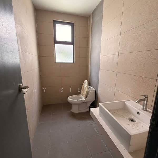 Semi-Detached House for Sale in Taman Bukit Serdang (Seri Kembangan) - Tay SiewBoey - Bathroom - PropertyGuru.com.my