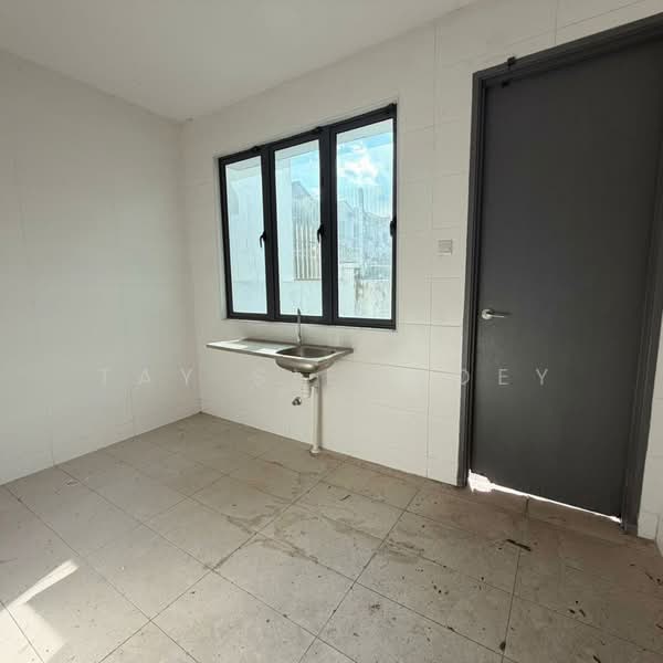 Semi-Detached House for Sale in Taman Bukit Serdang (Seri Kembangan) - Tay SiewBoey - Kitchen - PropertyGuru.com.my