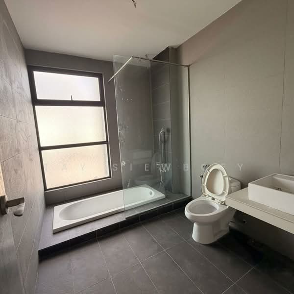 Semi-Detached House for Sale in Taman Bukit Serdang (Seri Kembangan) - Tay SiewBoey - Bathroom - PropertyGuru.com.my