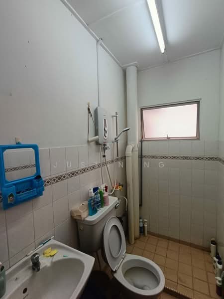Pangsapuri untuk Dijual di Kenanga Apartments - Justin Ng - Bathroom - PropertyGuru.com.my