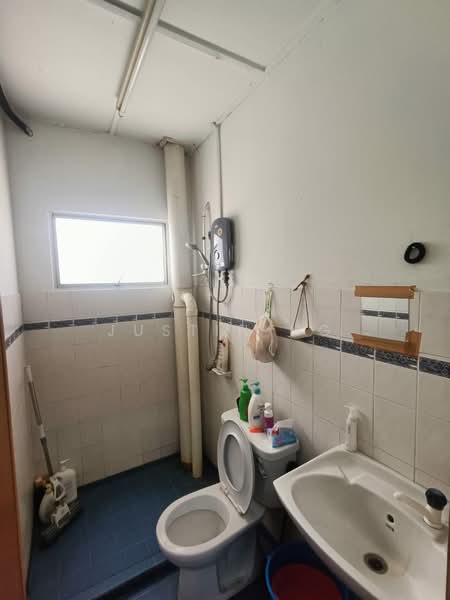 Pangsapuri untuk Dijual di Kenanga Apartments - Justin Ng - Bathroom - PropertyGuru.com.my