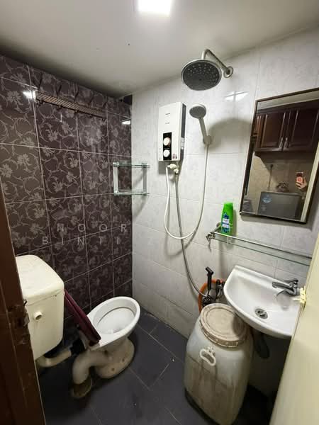 Apartment for Rent at PPR Lembah Subang 2 - Noor Zalifa Binti Zakaria - Bathroom - PropertyGuru.com.my