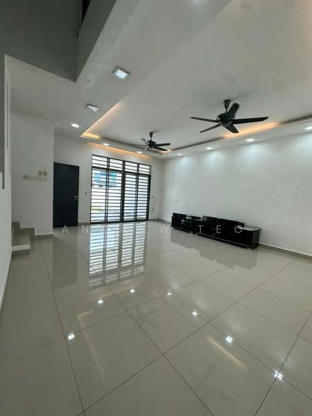 Rumah Teres 2 Tingkat untuk Dijual di Taman Damansara Aliff (Tampoi) - Andrew Teo - Living Room - PropertyGuru.com.my