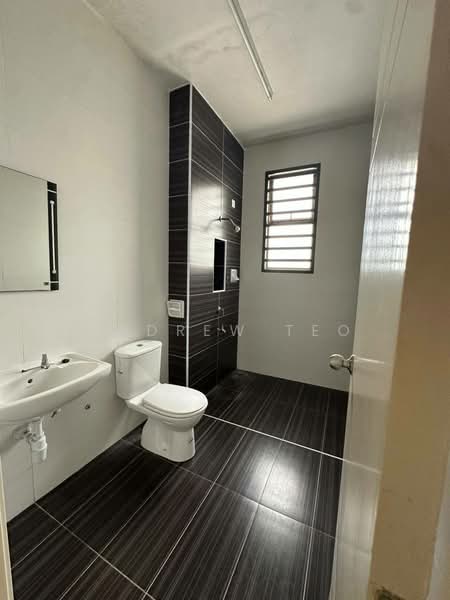 Rumah Teres 2 Tingkat untuk Dijual di Taman Damansara Aliff (Tampoi) - Andrew Teo - Bathroom - PropertyGuru.com.my