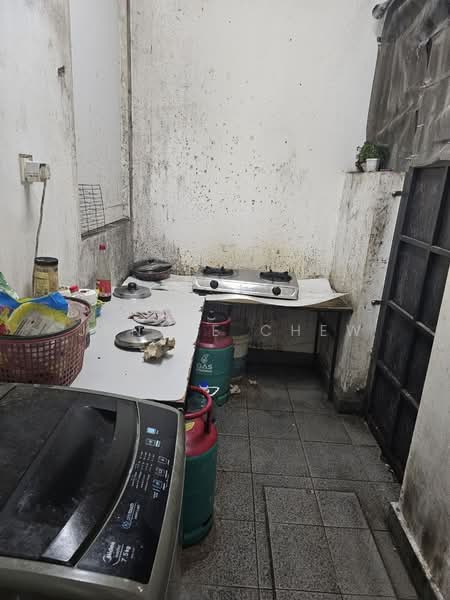2-storey Terraced House for Sale in Taman Mount Austin (Tebrau) - Jennie Chew - Kitchen - PropertyGuru.com.my