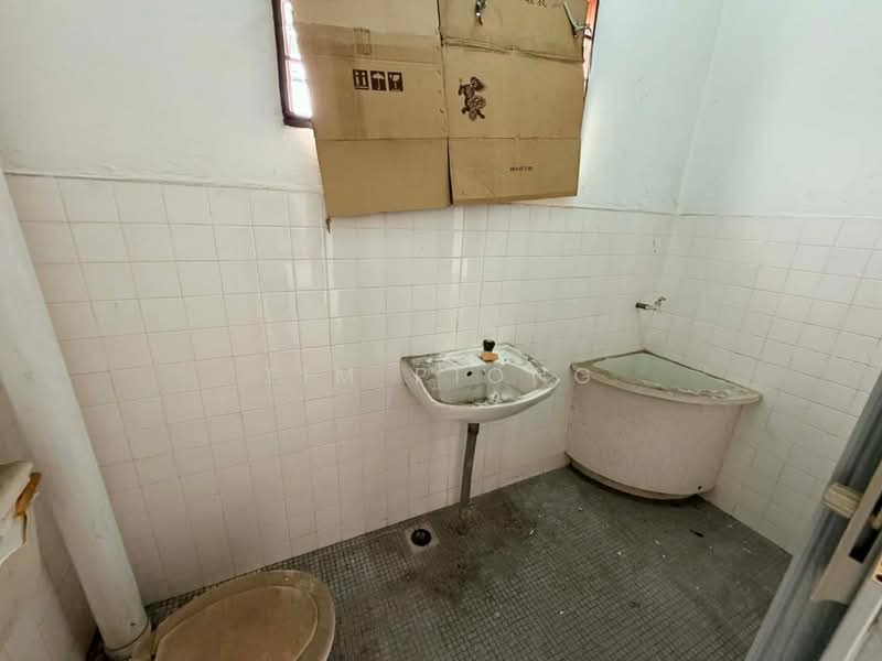 2-storey Terraced House for Sale in Taman Malim Jaya (Bachang) - Tim Piong - Bathroom - PropertyGuru.com.my