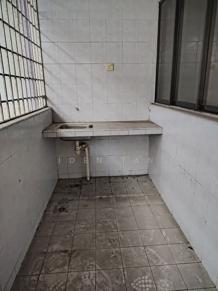 Semi-Detached House for Sale in Taman Perling (Perling) - Iden Tan - Kitchen - PropertyGuru.com.my