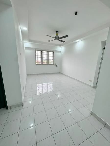 Pangsapuri untuk Dijual di Pangsapuri Persiaran Tanjung - Ellen Yeap - Living Room - PropertyGuru.com.my