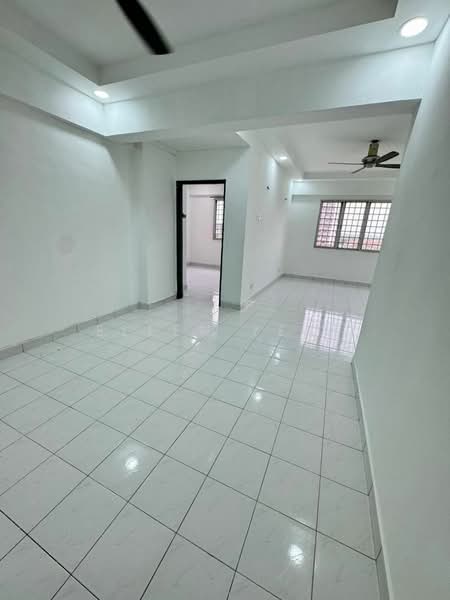 Pangsapuri untuk Dijual di Pangsapuri Persiaran Tanjung - Ellen Yeap - Living Room - PropertyGuru.com.my