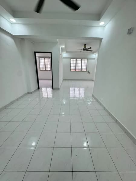 Pangsapuri untuk Dijual di Pangsapuri Persiaran Tanjung - Ellen Yeap - Living Room - PropertyGuru.com.my