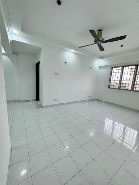 Pangsapuri untuk Dijual di Pangsapuri Persiaran Tanjung - Ellen Yeap - Living Room - PropertyGuru.com.my