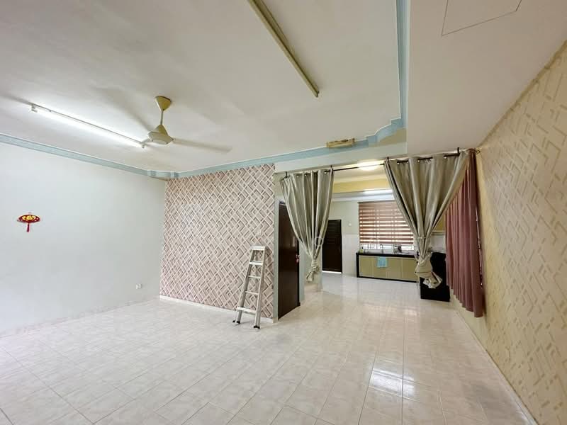 Rumah Teres 2 Tingkat untuk Dijual di Taman Angkasa Nuri (Durian Tunggal) - Tim Piong - Living Room - PropertyGuru.com.my
